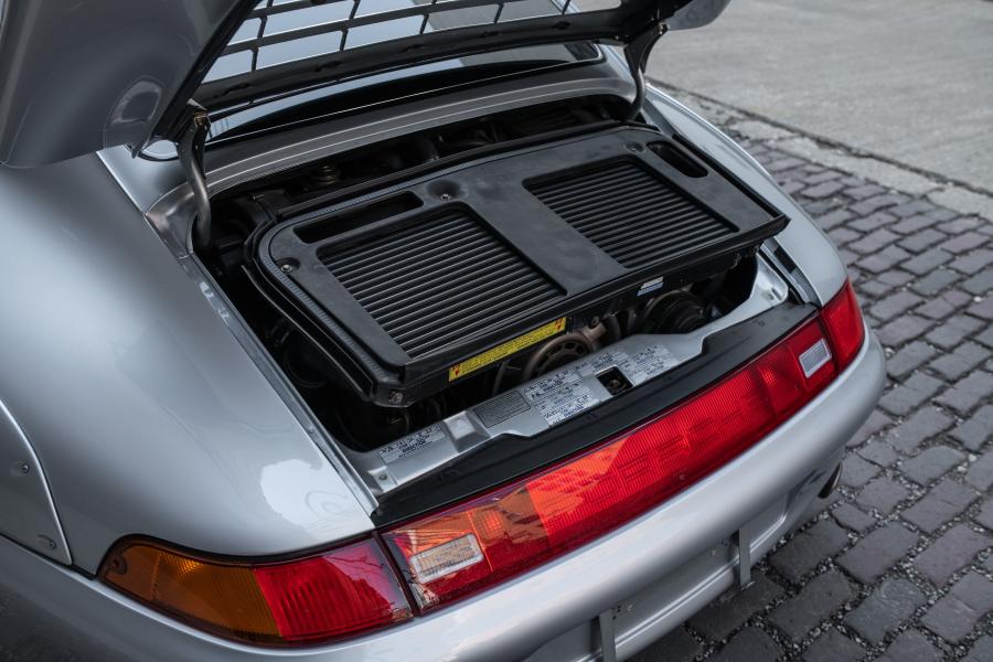 Моторный отсек Porsche 911 GT2 (993) 1996 года  (фото 18 из 49)